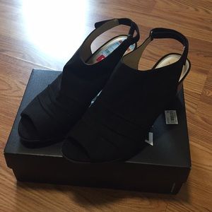 Black sandals. 11W